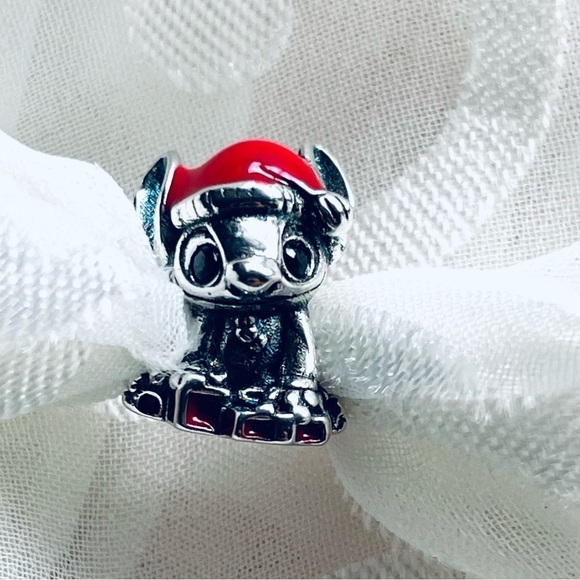 🌺 NWOT Stitch Charm – Lilo & Stitch ✨Christmas - Picture 2 of 8